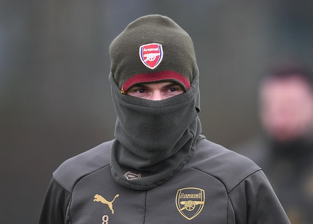 Ninja xuất hiện trên sân tập Arsenal trước đại chiến Man Utd - Bóng Đá