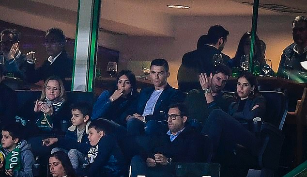 Về quê nhà, nỗi buồn vẫn chưa buông tha Ronaldo - Bóng Đá