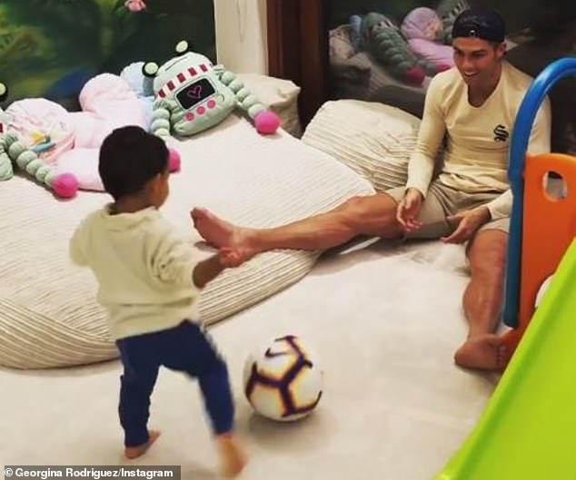 Neymar chống nạng vẫn quẩy nhiệt trong khi Ronaldo giản dị bên gia đình - Bóng Đá