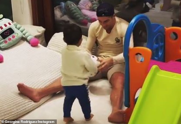 Neymar chống nạng vẫn quẩy nhiệt trong khi Ronaldo giản dị bên gia đình - Bóng Đá