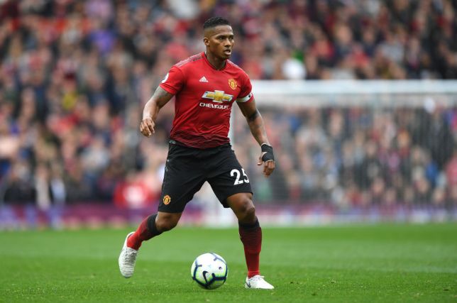 NÓNG! Man Utd chỉ còn 24h để gia hạn Antonio Valencia  - Bóng Đá