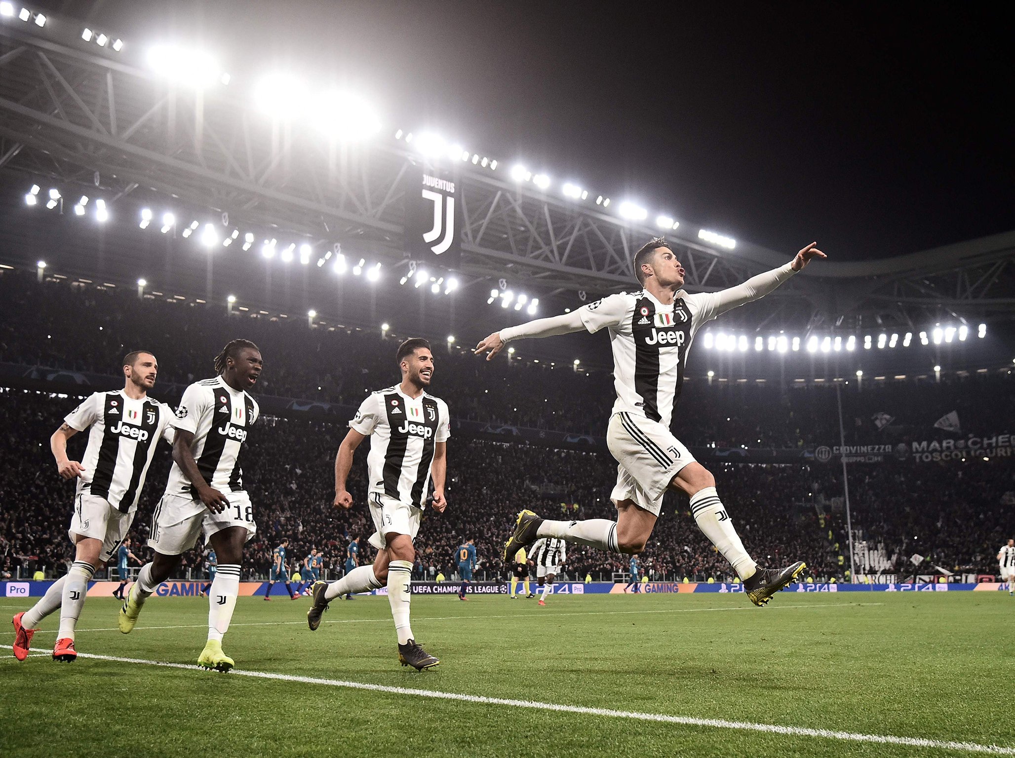 Ronaldo như ông hoàng trong phòng thay đồ Juventus - Bóng Đá