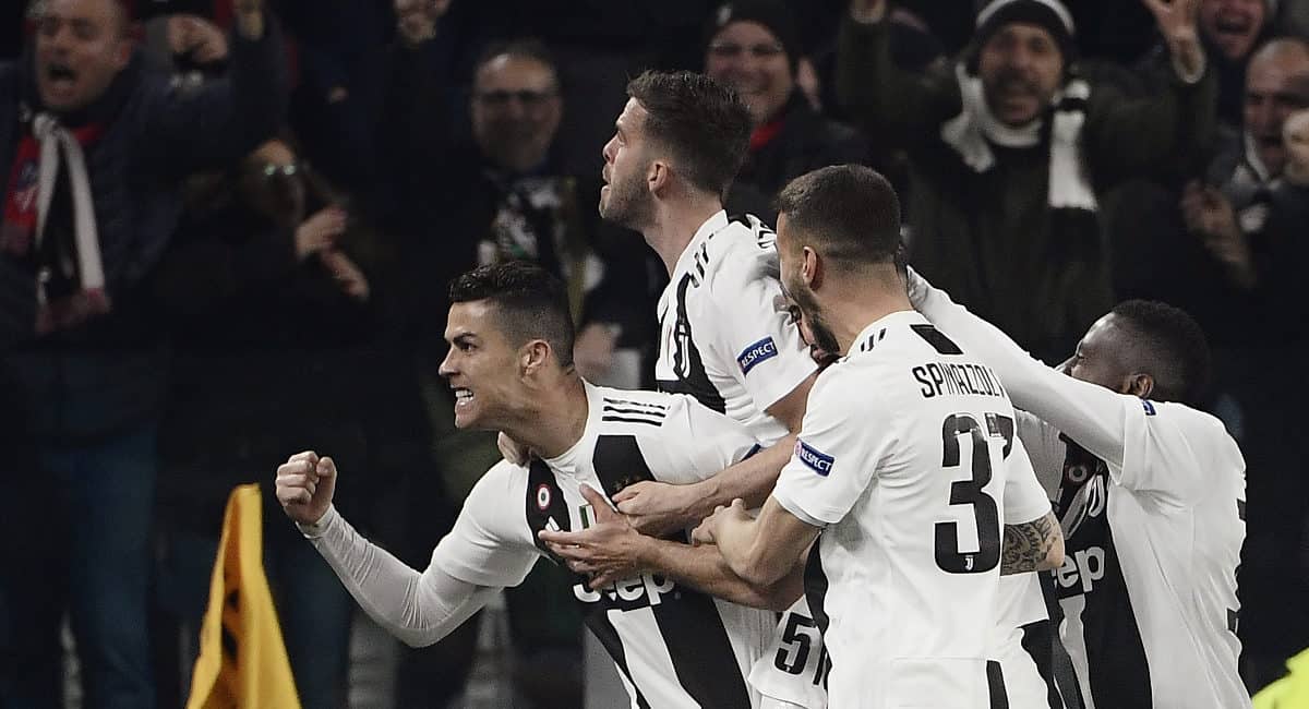 Ronaldo như ông hoàng trong phòng thay đồ Juventus - Bóng Đá