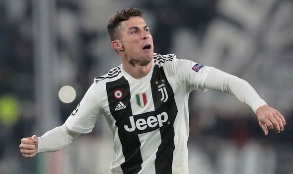 Ronaldo lập hattrick, NHM lại so sánh với Messi - Bóng Đá