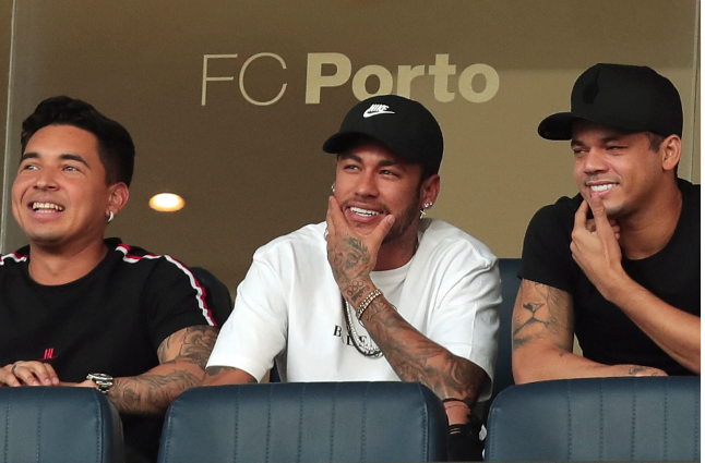 Neymar trên khán đài chứng kiến Brazil hoà - Bóng Đá