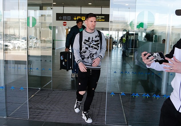 Ngày trở lại Argentina thất bại, Messi lầm lũi quay về Barcelona - Bóng Đá