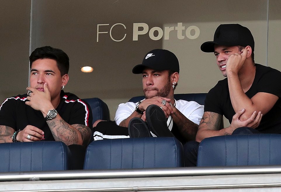 Neymar trên khán đài chứng kiến Brazil hoà - Bóng Đá