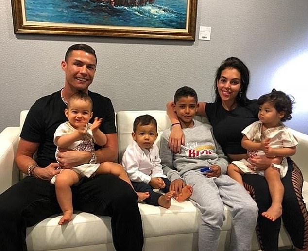 Bồ dính bầu ngoài ý muốn, Ronaldo sắp làm bố lần thứ 5 - Bóng Đá