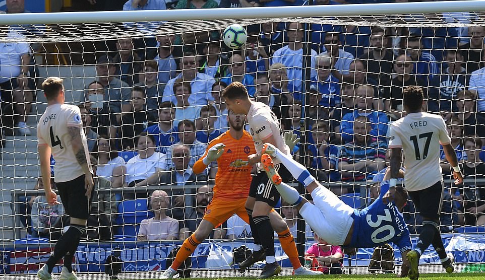 Làm chuyện dại dột ở trận Everton, Pogba bị 'rủa' không thương tiếc - Bóng Đá