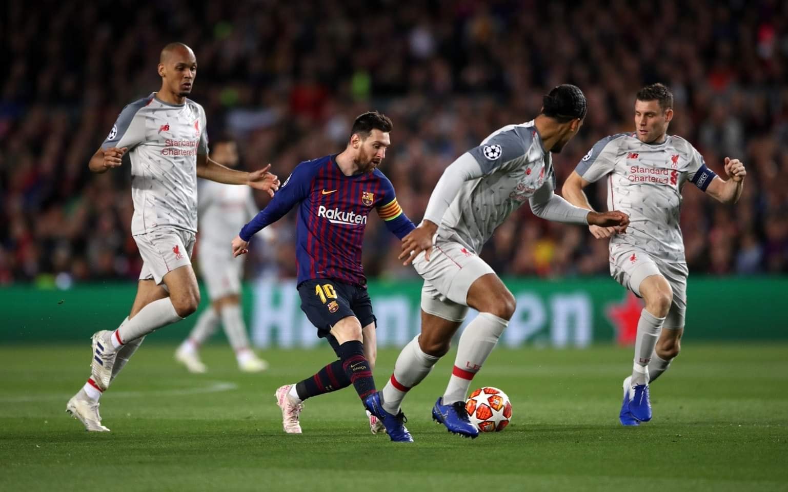 Một mình Messi trong vòng vây Van Dijk và 2, 3 cầu thủ Liverpool - Bóng Đá
