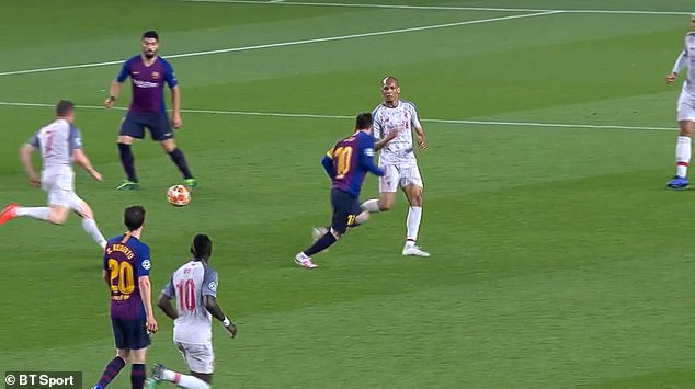 SỐC! Messi đấm thẳng mặt sao Liverpool, nguy cơ bị treo giò? - Bóng Đá