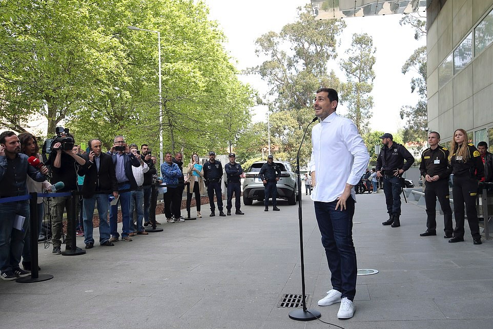 Iker Casillas tươi tắn xuất viện, chưa rõ khả năng trở lại sân cỏ - Bóng Đá