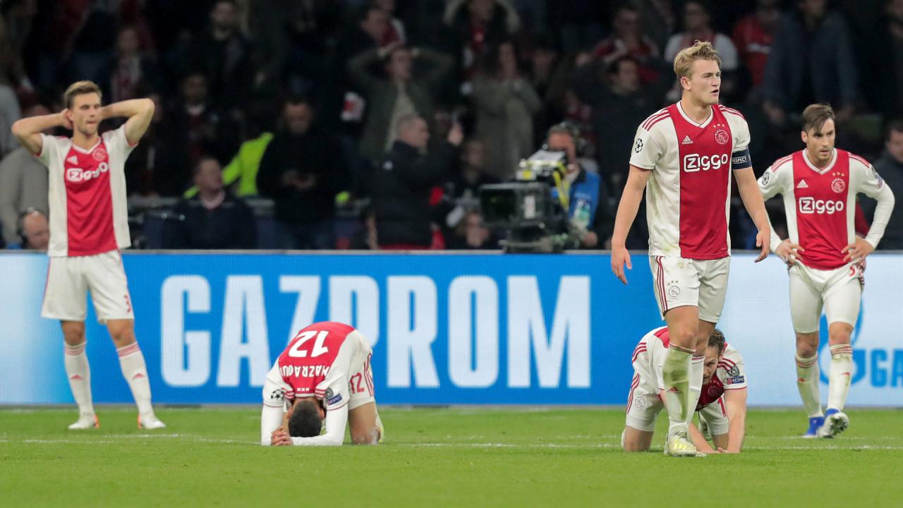 Chùm ảnh cầu thủ Ajax đổ gục - Bóng Đá