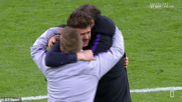 Pochettino gục đầu, khóc nức nở khi Tottenham ngược dòng không tưởng - Bóng Đá