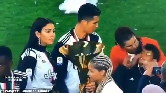 Mãi nâng cúp, Ronaldo có hành động làm đau con trai cưng - Bóng Đá