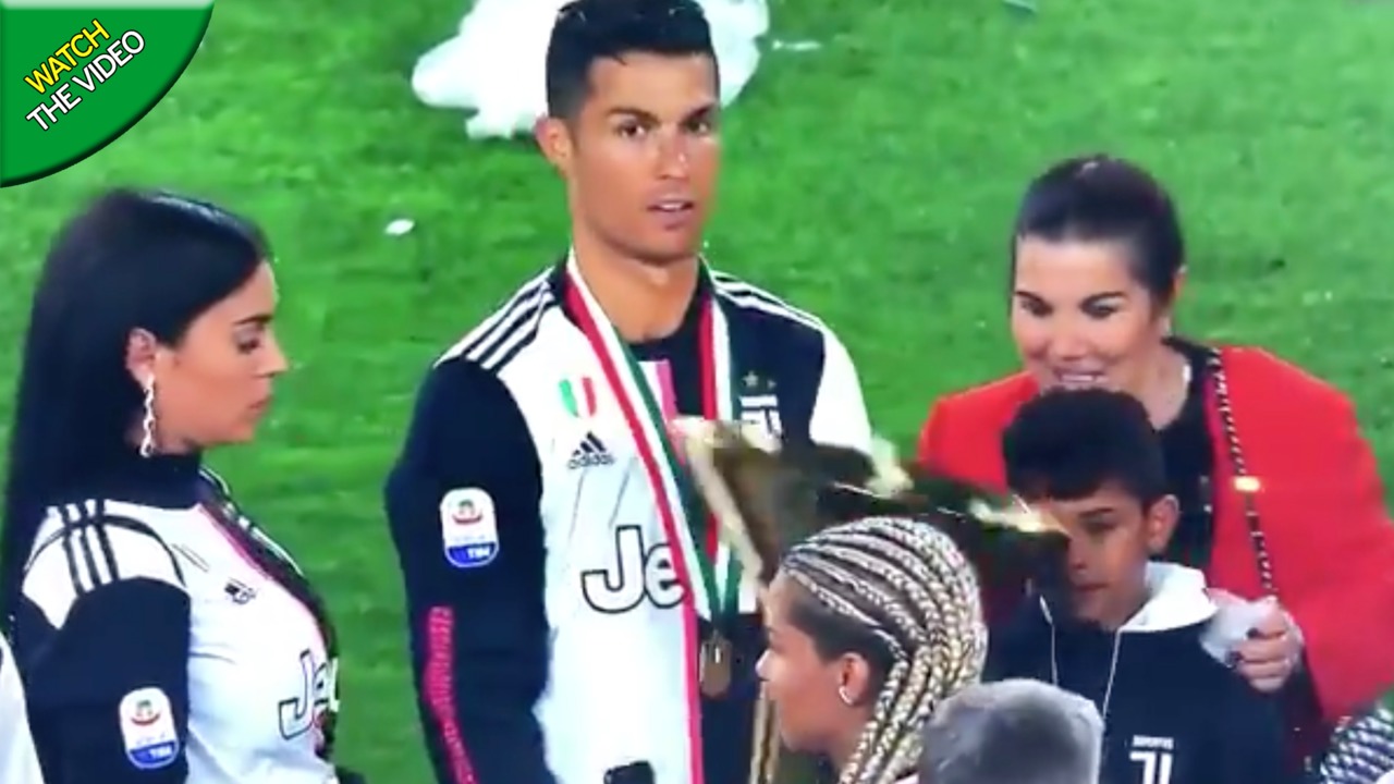 Mãi nâng cúp, Ronaldo có hành động làm đau con trai cưng - Bóng Đá
