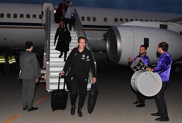 Cầu thủ Arsenal đầy tâm trạng đặt chân đến Baku - Bóng Đá