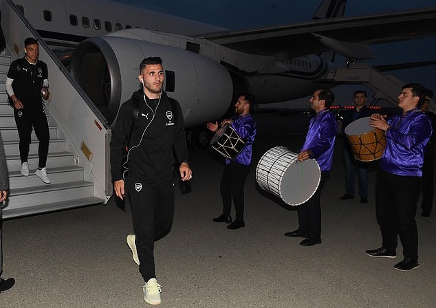 Cầu thủ Arsenal đầy tâm trạng đặt chân đến Baku - Bóng Đá