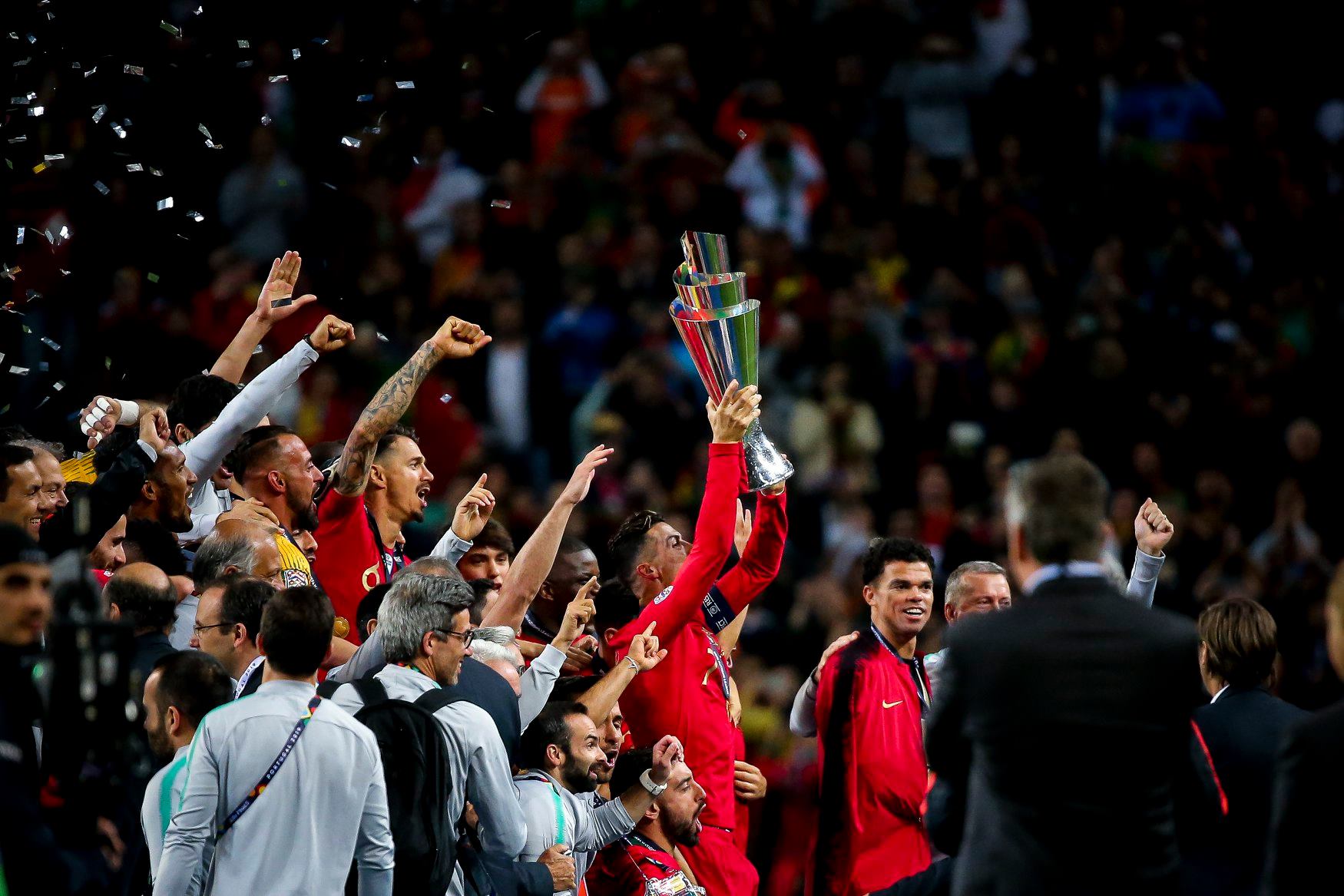 Ảnh Ronaldo và Bồ Đào Nha mừng chức vô địch - Bóng Đá