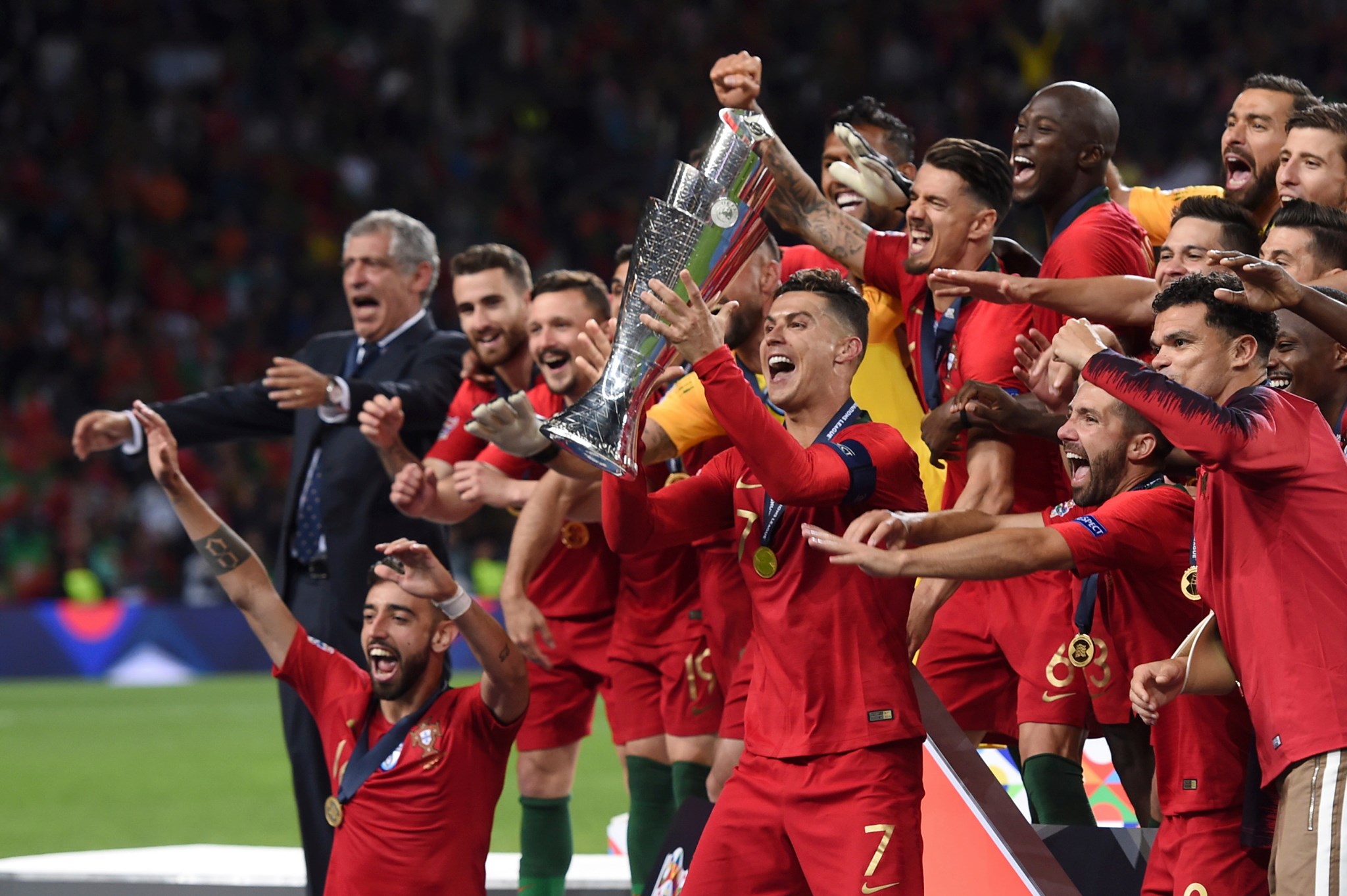 Ảnh Ronaldo và Bồ Đào Nha mừng chức vô địch - Bóng Đá