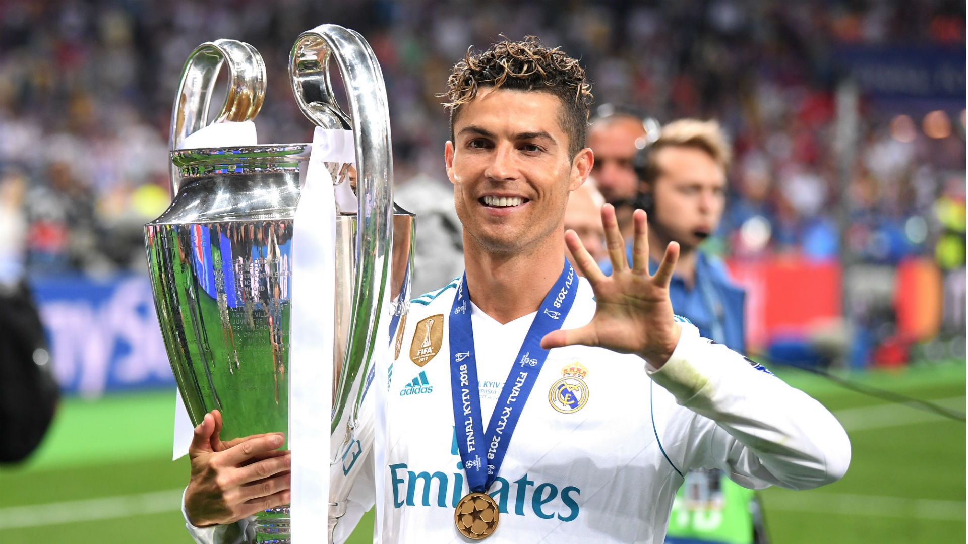 Không gì tuyệt vời hơn khi lựa chọn đội hình Real Madrid Ronaldo làm hình nền cho máy tính của bạn. Với những cái tên siêu sao đang sánh vai nhau, đội bóng đang chinh phục tất cả với sự phối hợp tuyệt vời và kỹ thuật hoàn mỹ. Bạn chắc chắn sẽ thích thú khi được làm quen với những người anh hùng trên sân cỏ thông qua nền tảng này.
