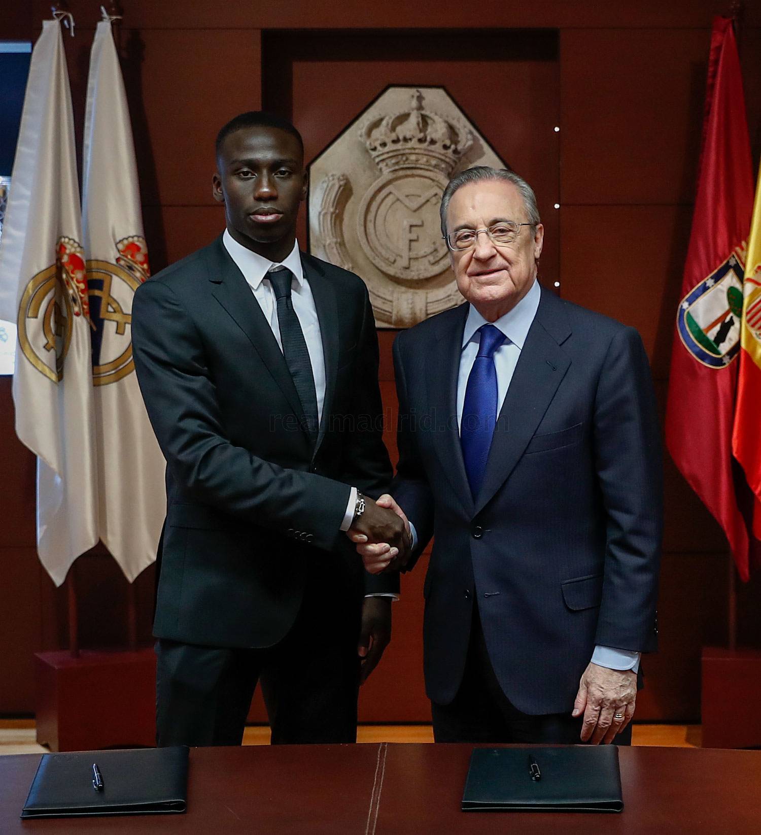 Another day, another Real Madrid player unveiling... Ferland Mendy arrives at Santiago Bernabeu - Bóng Đá