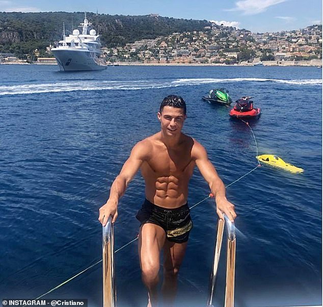 'Hổ phụ sinh hổ tử' - Con trai Ronaldo hành động giống bố - Bóng Đá