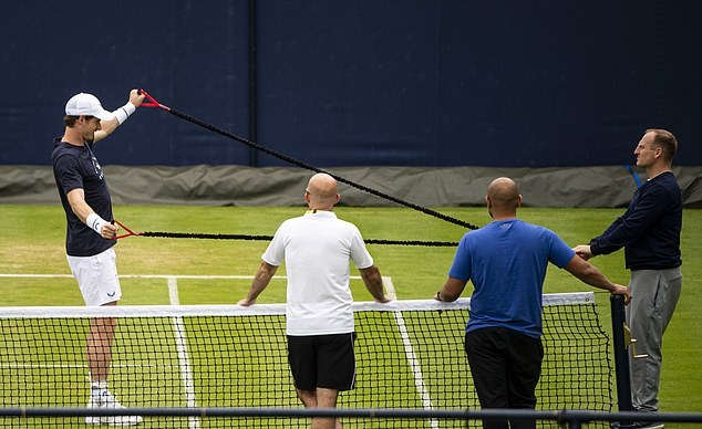 'I shed tears when he won Wimbledon': Jose Mourinho casts eye over Andy Murray's training session - Bóng Đá