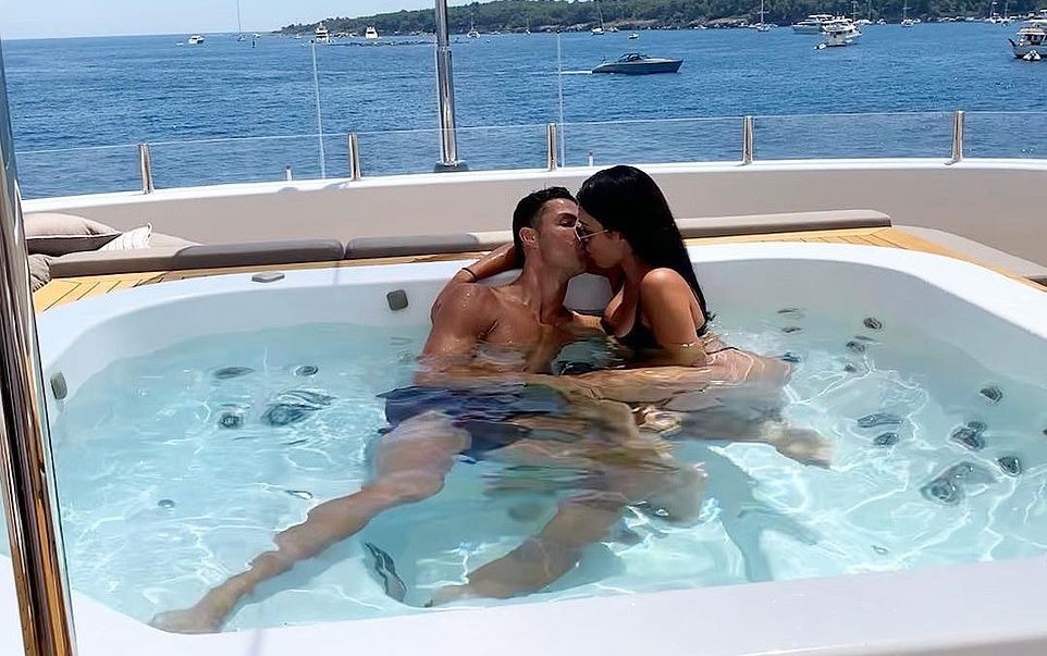Ronaldo ôm hôn bạn gái bốc lửa - Bóng Đá