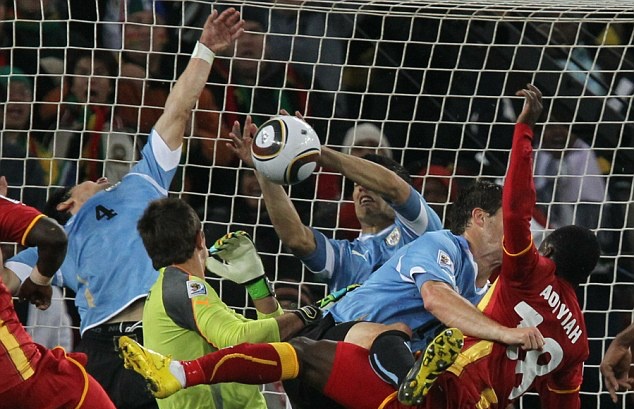 Chết cười! Suarez đòi penalty vì thủ môn... dùng tay - Bóng Đá