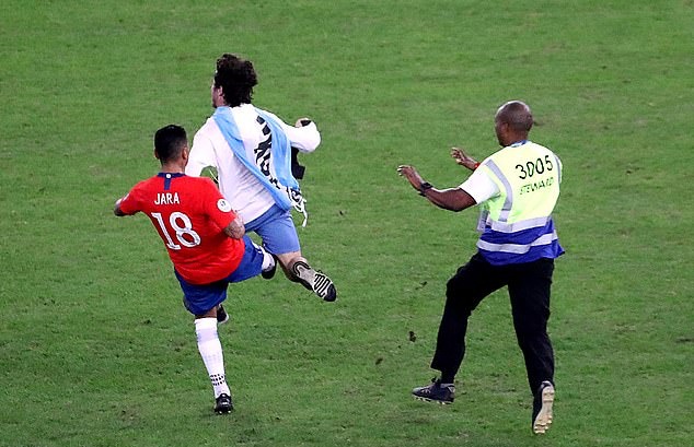Chết cười! Suarez đòi penalty vì thủ môn... dùng tay - Bóng Đá