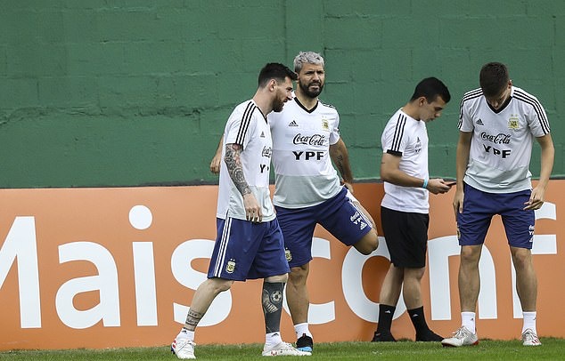 Messi trông khá khắc khổ khi Argentina 'chết đi sống lại' - Bóng Đá