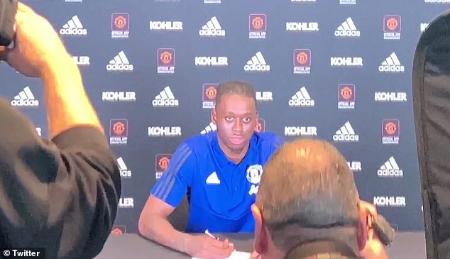 From posing with the No 29 shirt to taking a tour of the club room, leaked video of Wan-Bissaka first day at M.U emerges - Bóng Đá