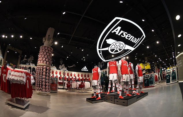 Alexandre Lacazette, Pierre-Emerick Aubameyang and Co model Arsenal's classy new home kit as they return to adidas for first time in 25 years - Bóng Đá