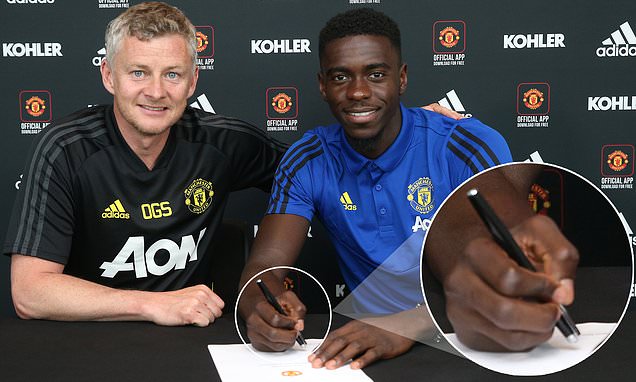 'Axel Tuanzebe is a magician!': Manchester United fans notice youngster signed new three-year deal with the pen lid still on! - Bóng Đá