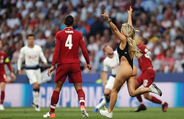 Champions League invader Kinsey Wolanski reveal she was JAILED after failed bid to disrupt Copa America final in Brazil after being tackled by security - Bóng Đá