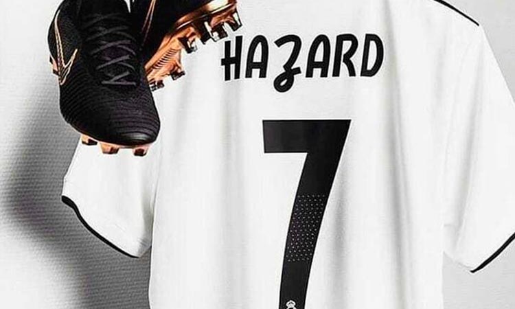 Fans notice Real Madrid new boy Eden Hazard has photo of his kids wearing Chelsea shirts on his phone case - Bóng Đá