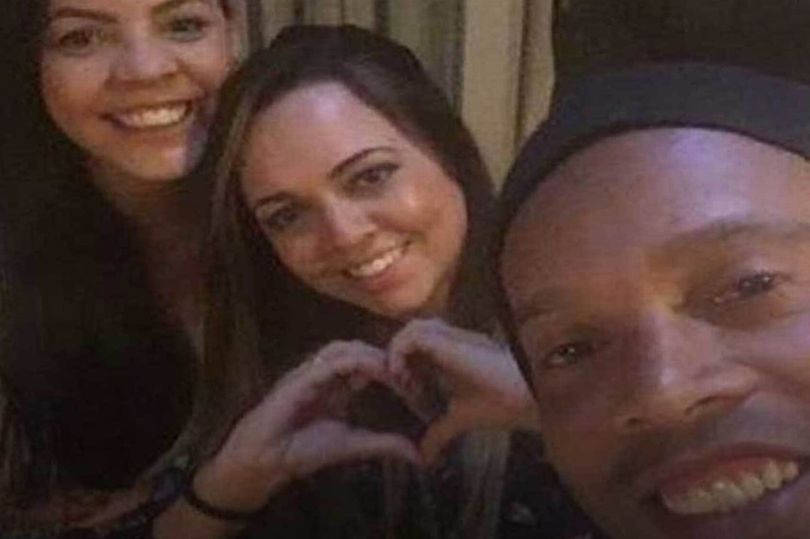 Ronaldinho 'had two beds in mansion for two girlfriends - and swapped each night' - Bóng Đá