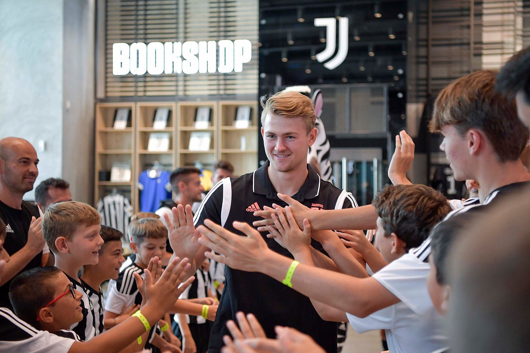 De Ligt chiếm 'spotlight' của Ronaldo khi Juve đặt chân tới Singapore - Bóng Đá