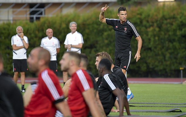 Ronaldo khoe cơ bụng 6 múi cuồn cuộn khiến De Ligt - Bóng Đá