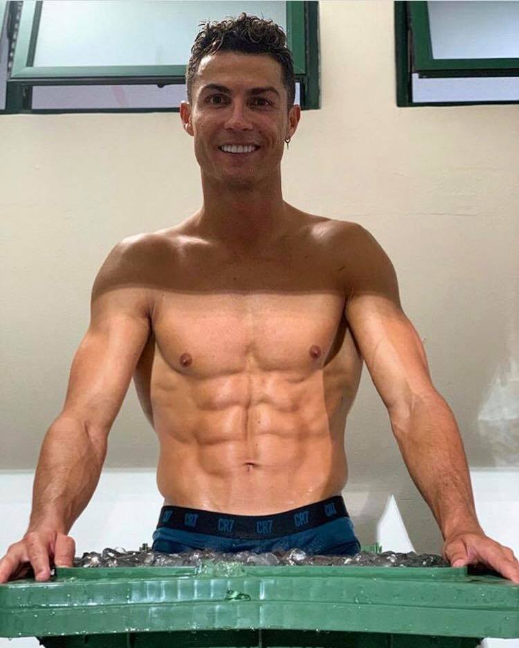 Ronaldo khoe cơ bụng 6 múi cuồn cuộn khiến De Ligt - Bóng Đá