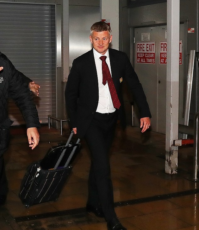 Chùm ảnh: Man Utd trở lại Manchester - Bóng Đá