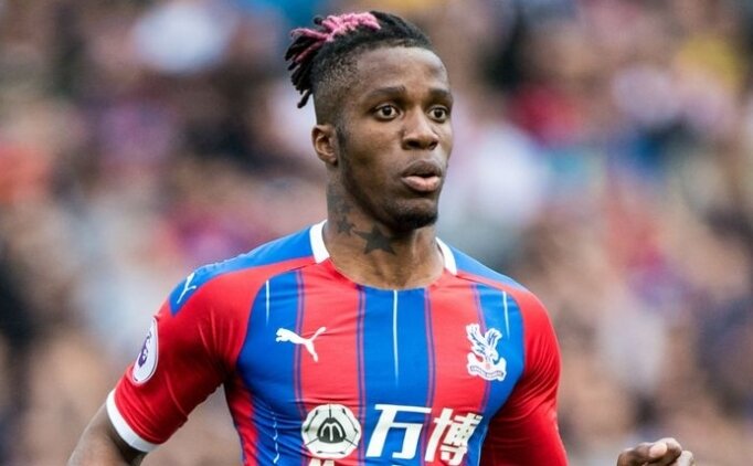 Wilfried Zaha has been pictured wearing a Manchester United shirt - Bóng Đá