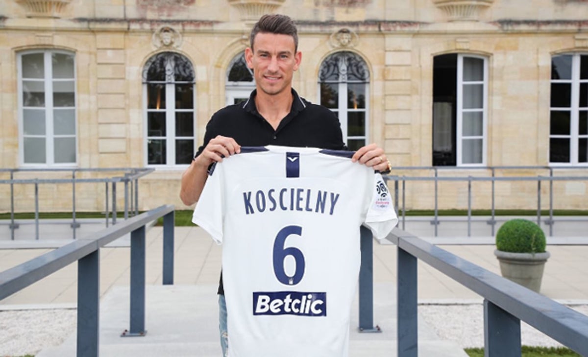 Laurent Koscielny branded ‘disgusting’ for ‘disrespectful’ Bordeaux unveiling in which he gets rid of Arsenal shirt he wore for nine years - Bóng Đá