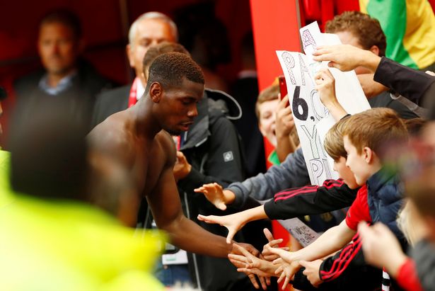 Man Utd ban players from signing autographs at Carrington training ground - Bóng Đá