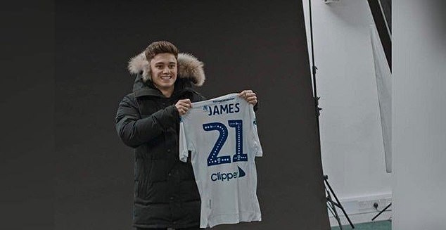 Manchester United winger Daniel James was so close to joining fierce rivals Leeds he posed with his name on the shirt - Bóng Đá