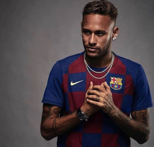 (Photo) – Neymar fuels transfer rumours by wearing Barcelona shirt - Bóng Đá
