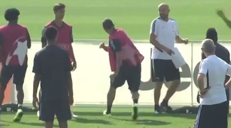 Gonzalo Higuain loses it in training, kicks coach before turning anger on hoarding - Bóng Đá
