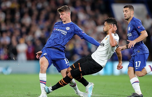 Mason Mount limps off injured after horror lunge from ex-Arsenal star Francis Coquelin just 15 minutes into Chelsea's Champions League tie with Valencia - Bóng Đá