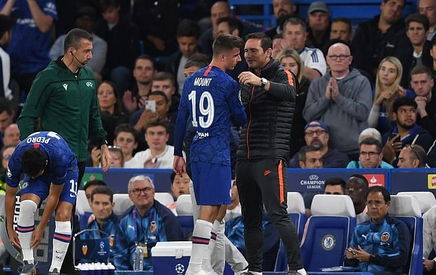 Mason Mount limps off injured after horror lunge from ex-Arsenal star Francis Coquelin just 15 minutes into Chelsea's Champions League tie with Valencia - Bóng Đá